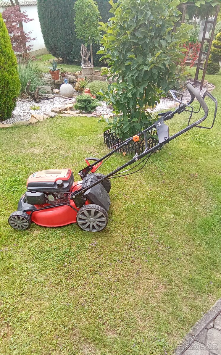 BENZÍNOVÁ SEKAČKA S POJEZDEM VEGA
