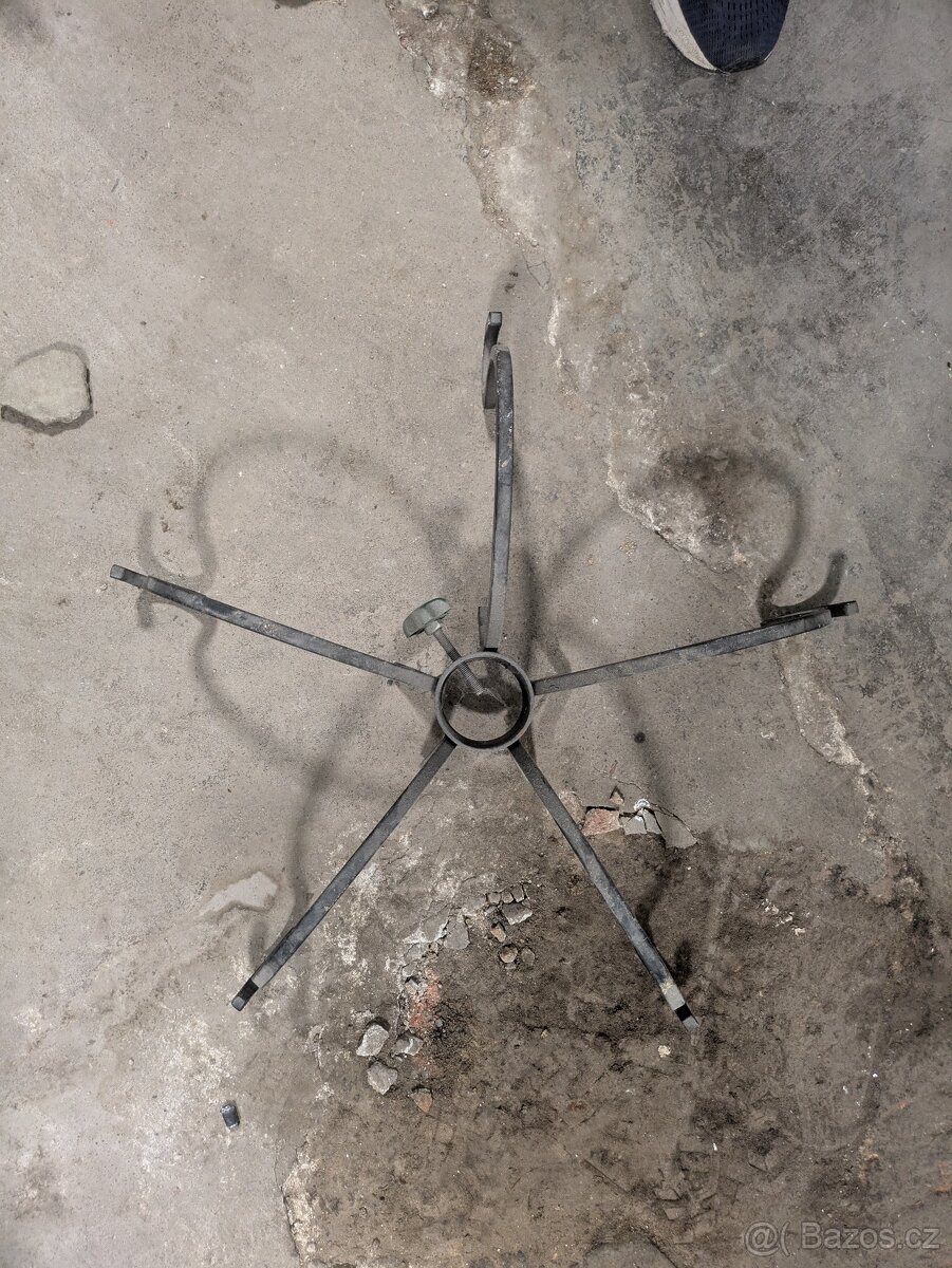 Prodám masivní stojan na vánoční stromeček