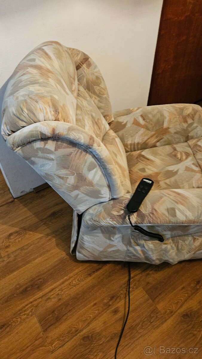 Polohovací elektrické křeslo
