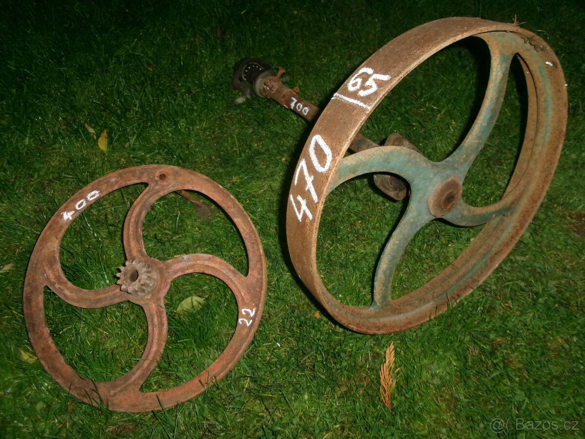 prodám starou součást transmise na plochý řemen. Průměr kola