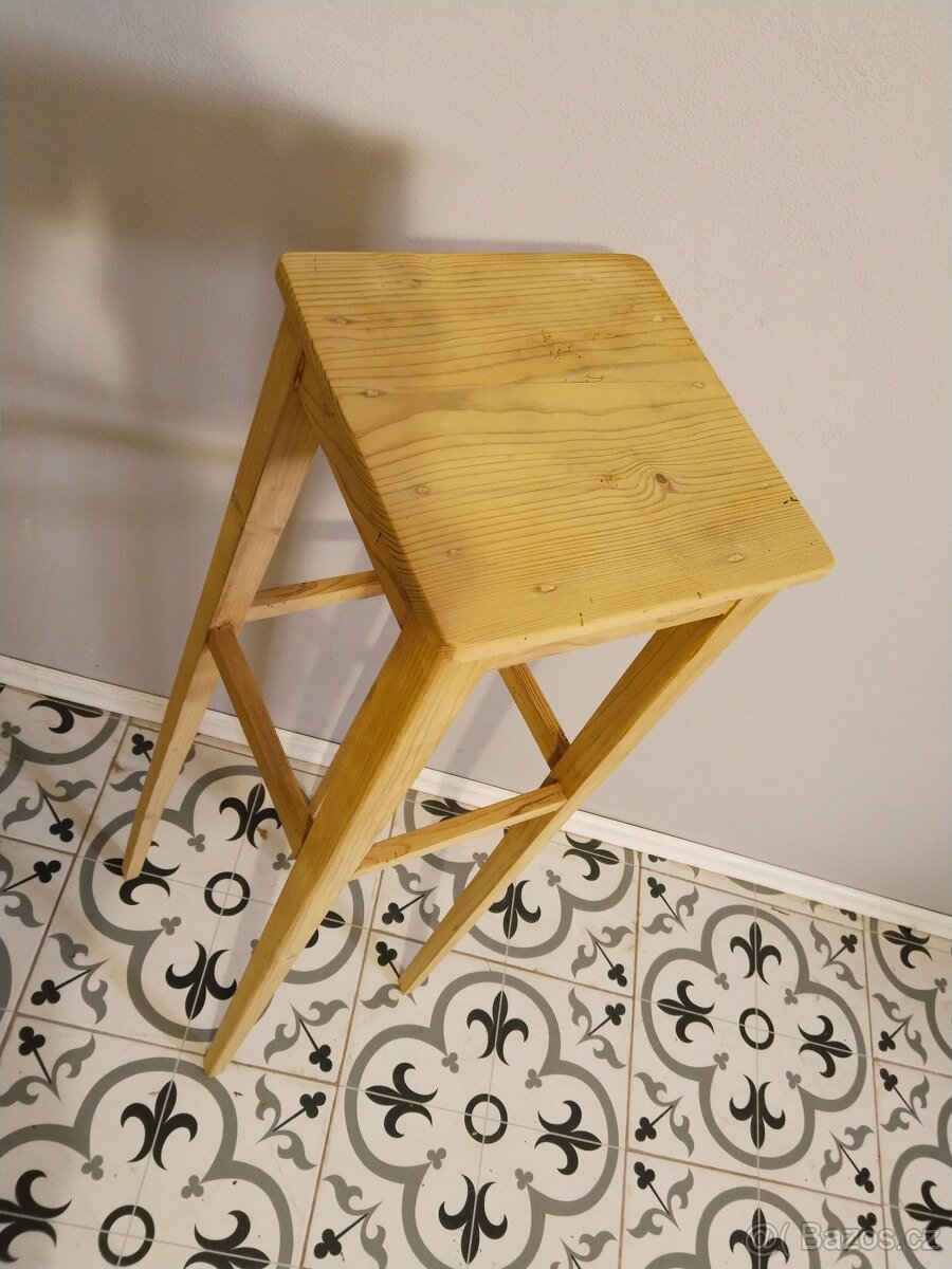 Starý, květinový stolek po renovaci