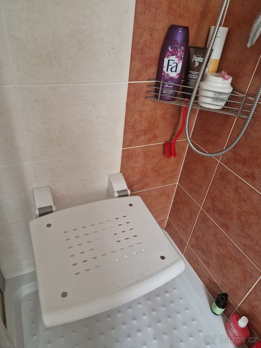 Sklopné sedátko do sprchy pro připevnění na zeď