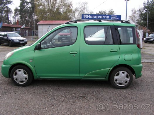 TOYOTA YARIS VERSO  EMBLEMY.....