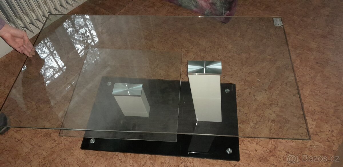 Skleněný konferenční stolek