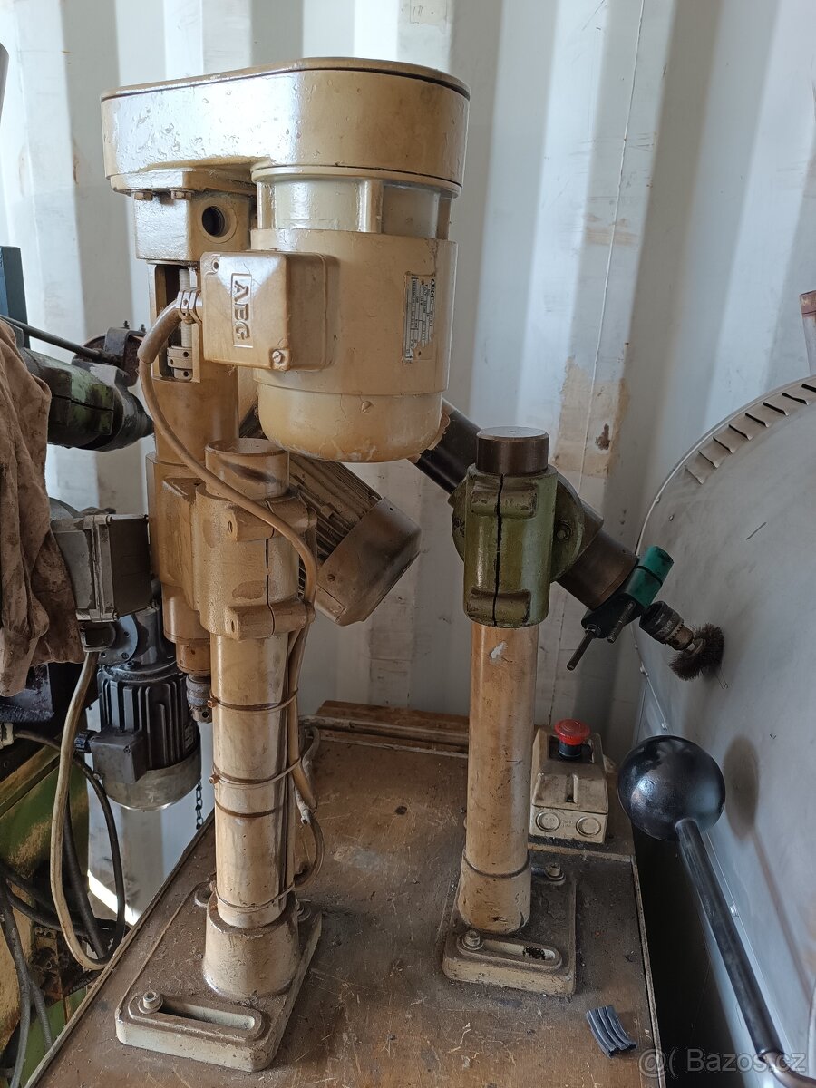 Stůl s vrtačkou s regulátorem otáček