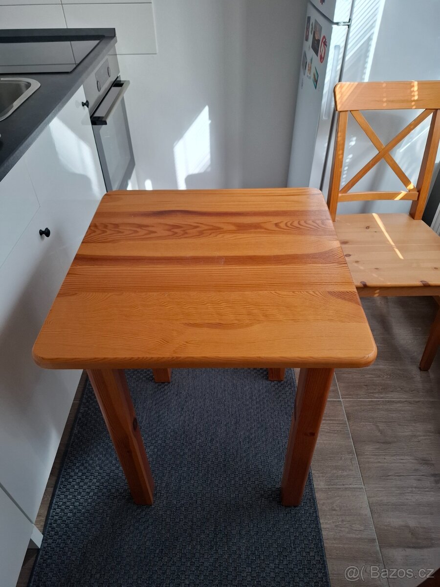 Čtvercový jídelní stůl GALWEY.