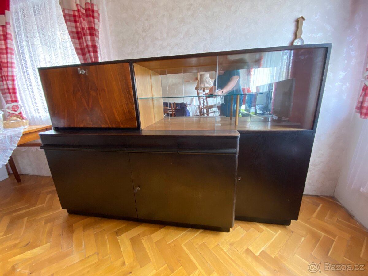 Starožitná skříň