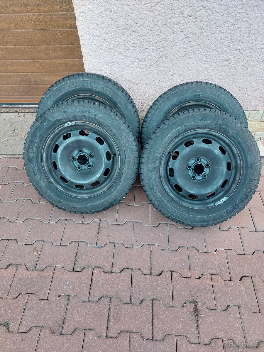 Nové zimní pneu i s diskama a poklicema.