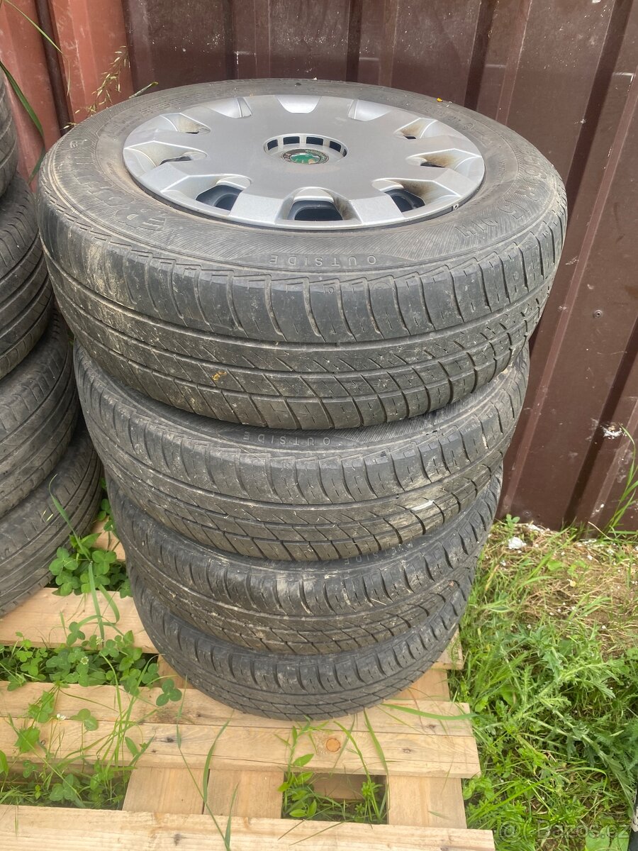 Slušné letní 195/65 R15 na diskách 5x100 Škoda Levně
