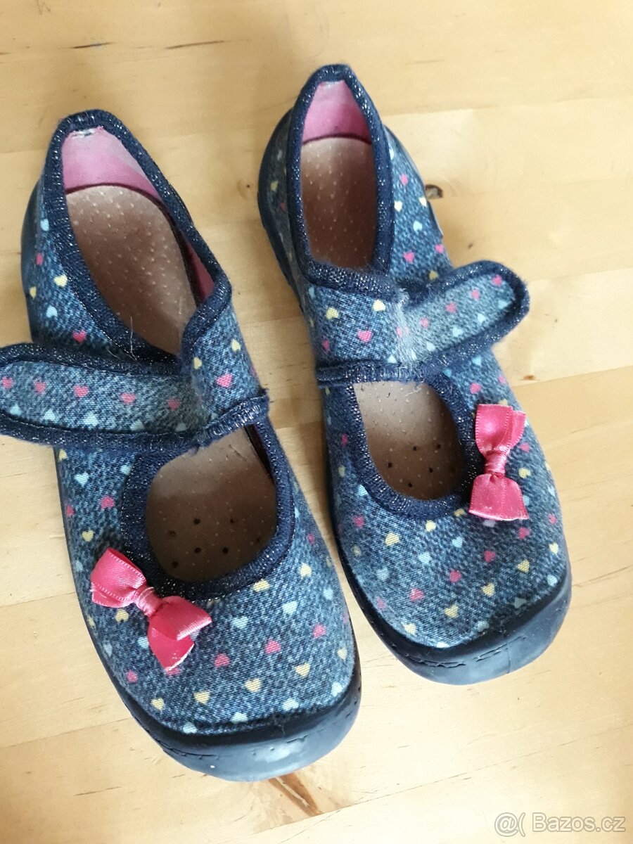 Prodám dívčí bačkůrky, balerínky - modré se srdíčky, vel. 30