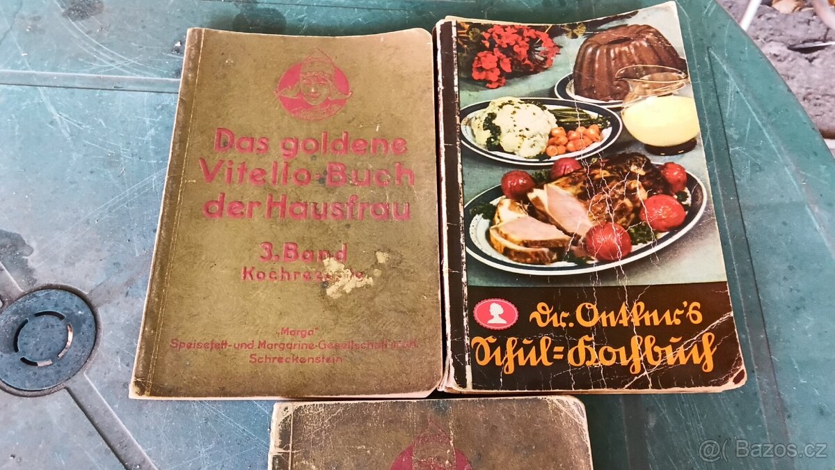 Staré knihy kuchařky Oetker a Rettigová.