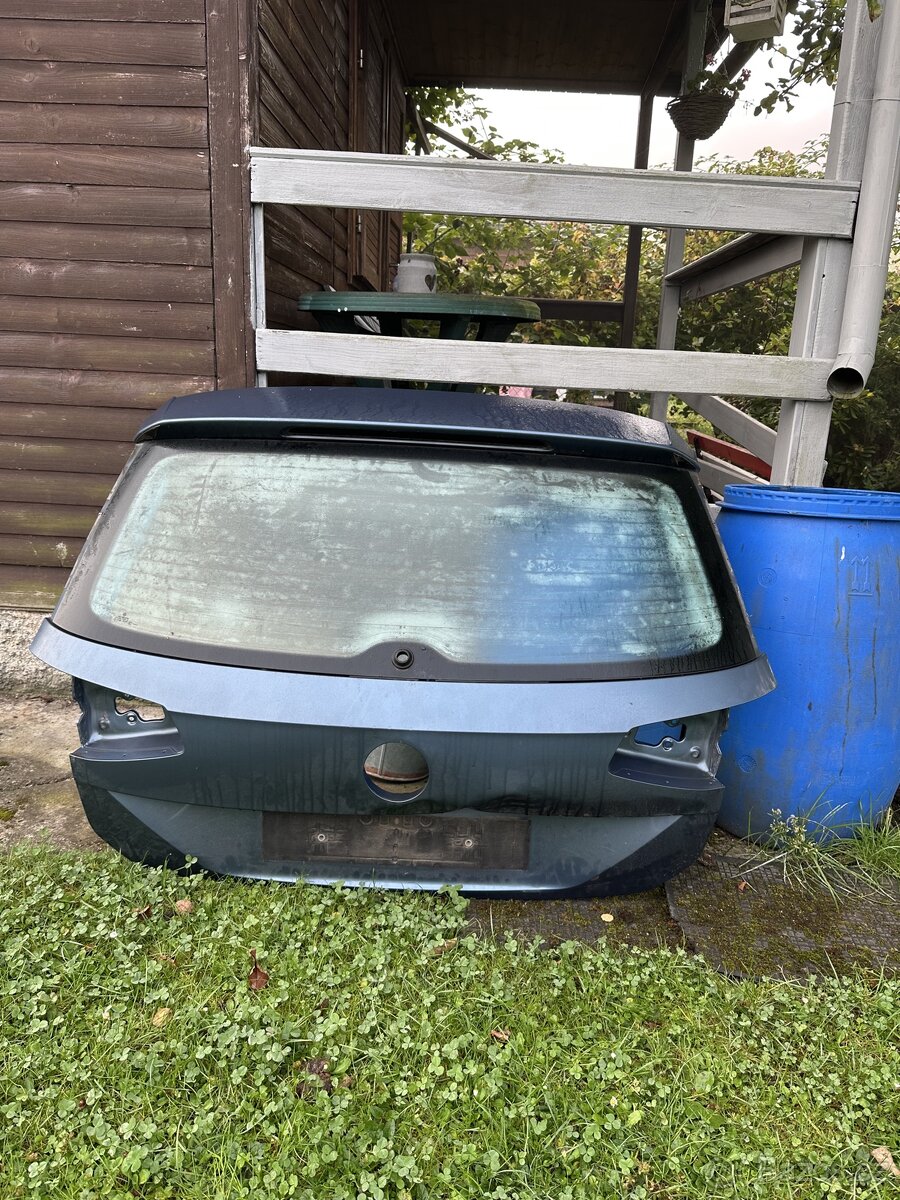 Patě dveře Passat B8