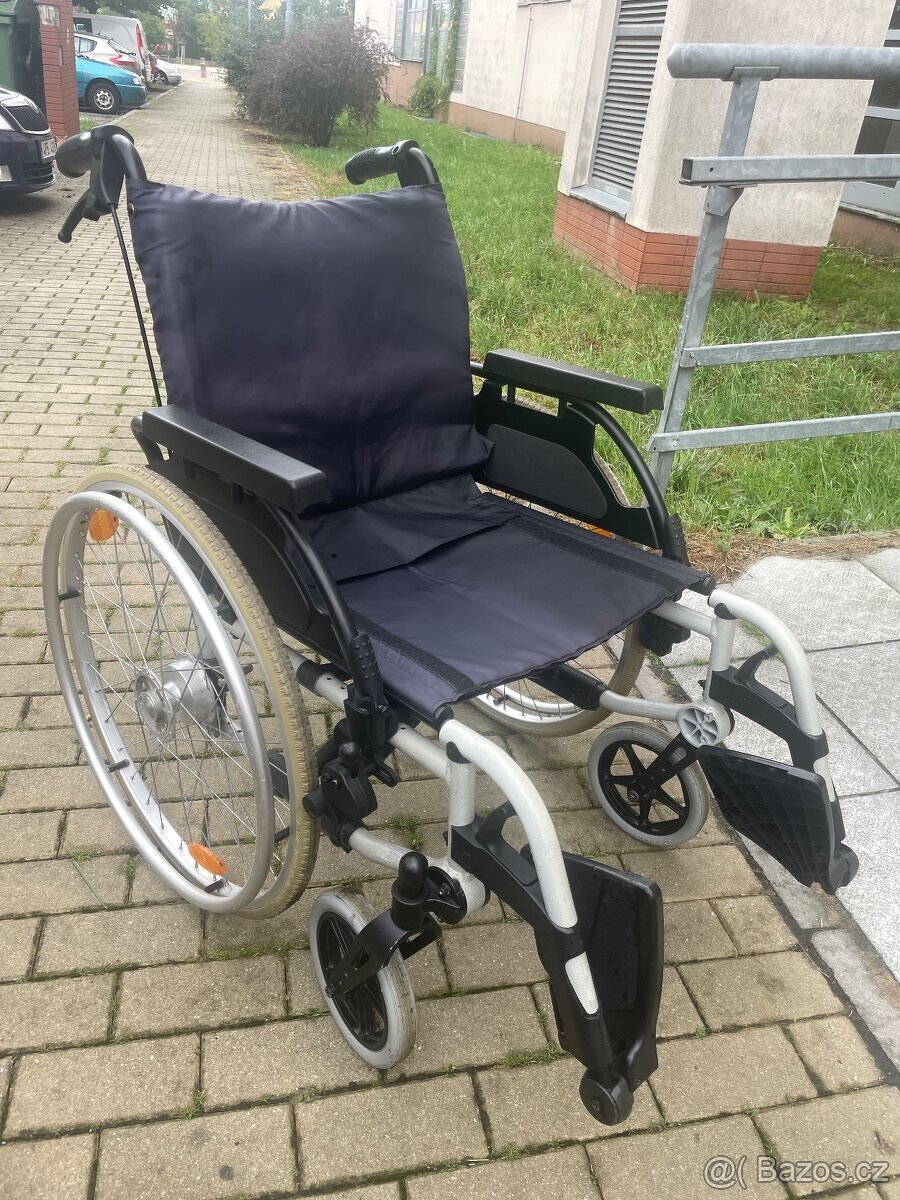 Skládací invalidní vozík Breezy