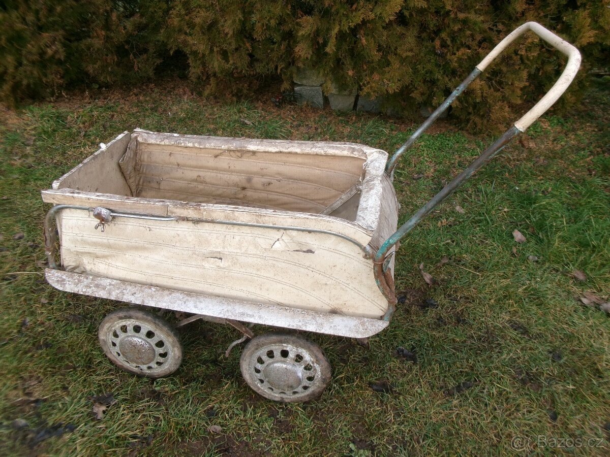 prodám starý kočárek zn.LIBERTA Mělník a další..... Starý dě