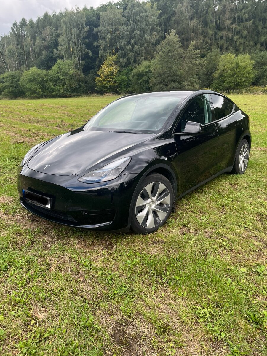 Tesla Model Y Standard Range • 05/2023 • 102000 km • 769 000