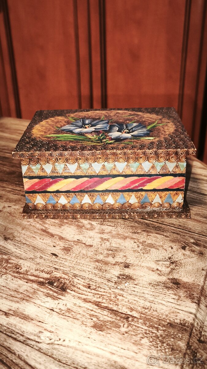 Dřevěná, malovaná šperkovnice/krabička.