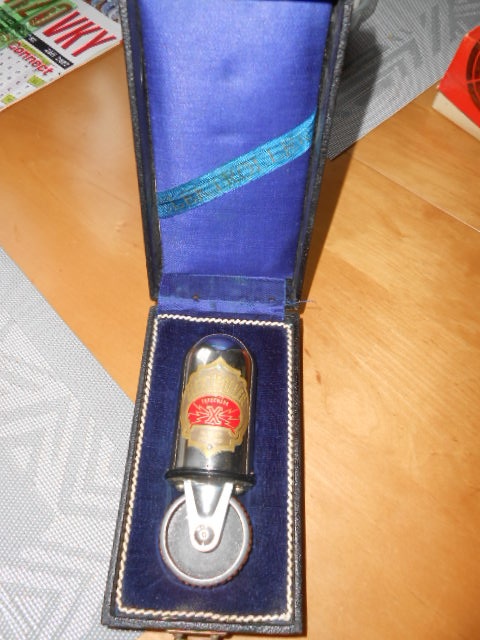 Starý masážní přístroj s krabičkou - stav foto -dává el.rány