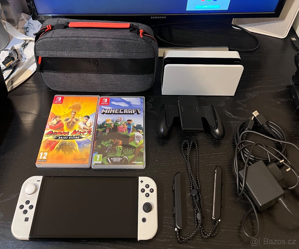 Nintendo Switch OLED + hry Minecraft a karate