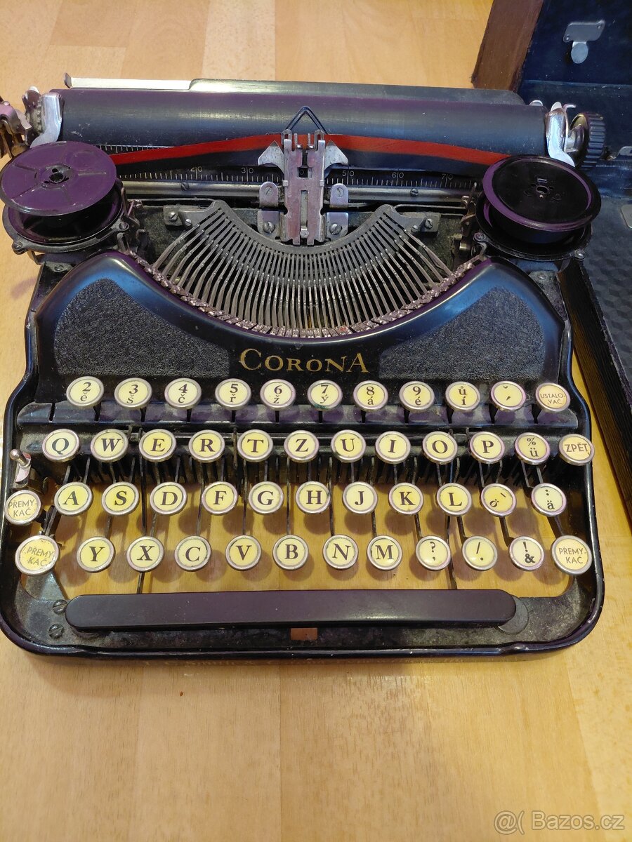 Historický psaci stroj Corona