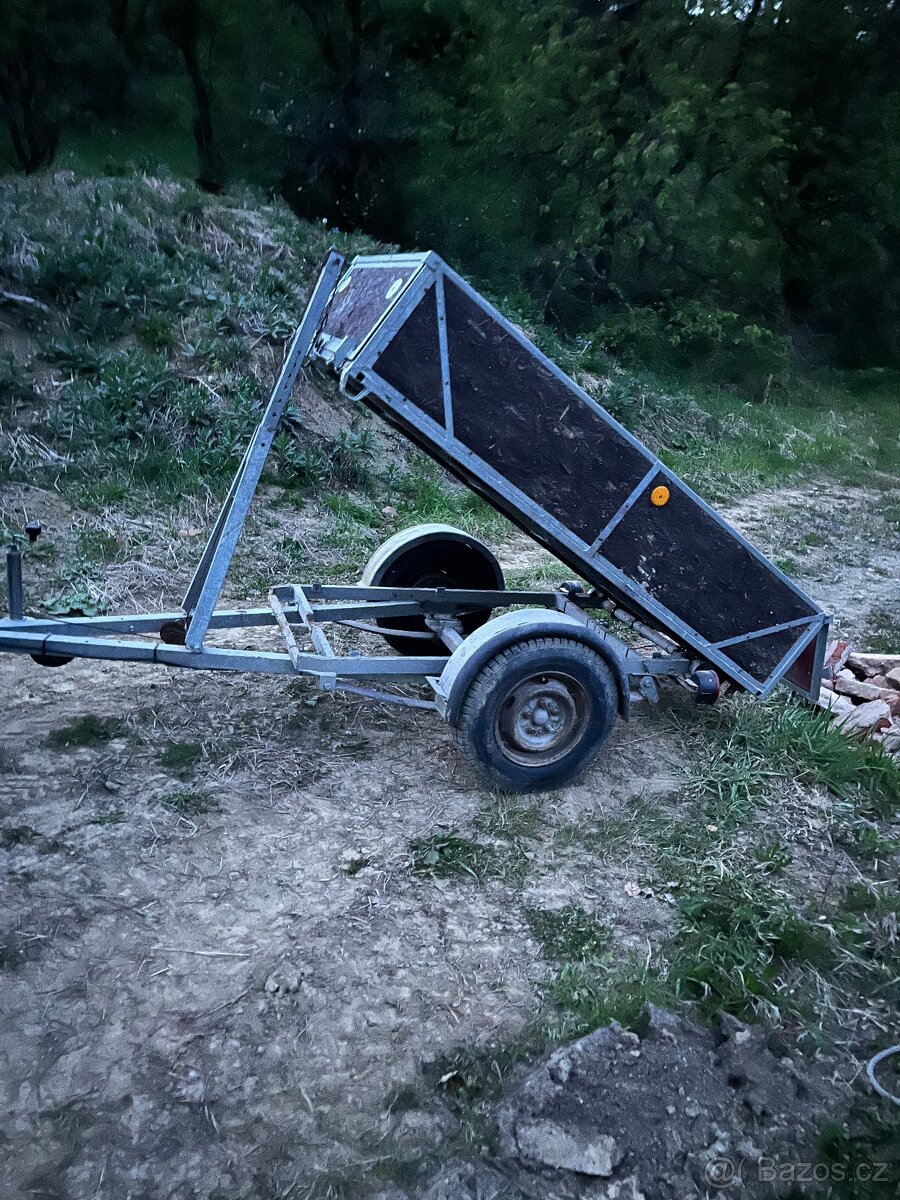 Sklápěcí přívěsný vozík kontejner