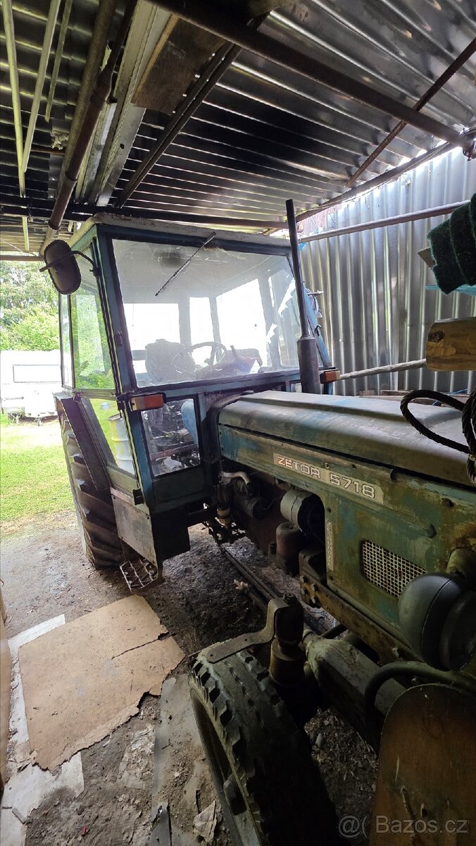 Zetor 5718 s vlekem a příslušenstvím