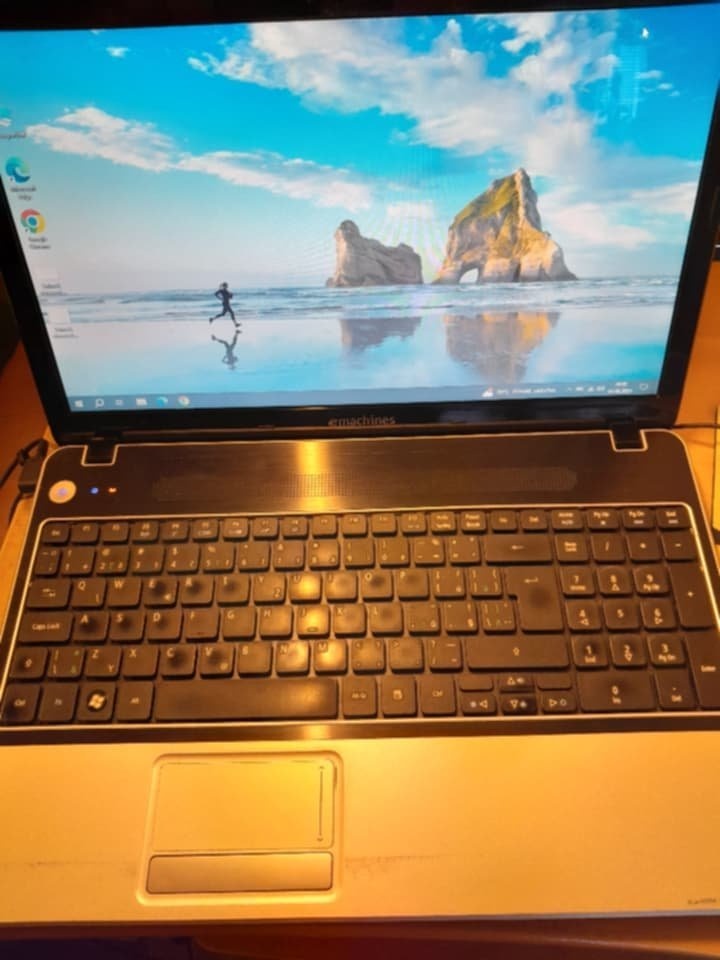 Prodam starši funkčni notebook Emachines E640 s win 10