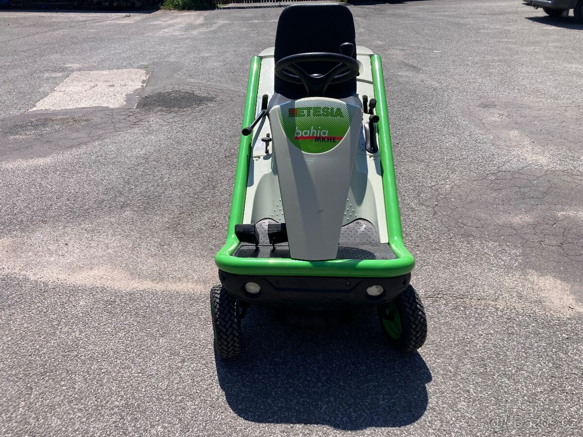 Zahradní traktor,profi rider Etesia Bahia