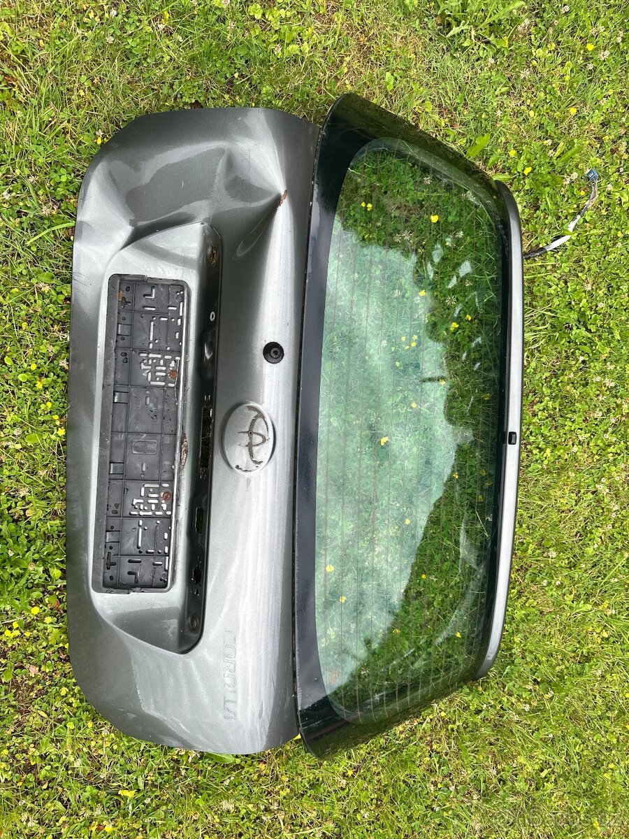 Predám kufr sklo dvere Airbagy Pasy Budíky Corolla E12 02-07