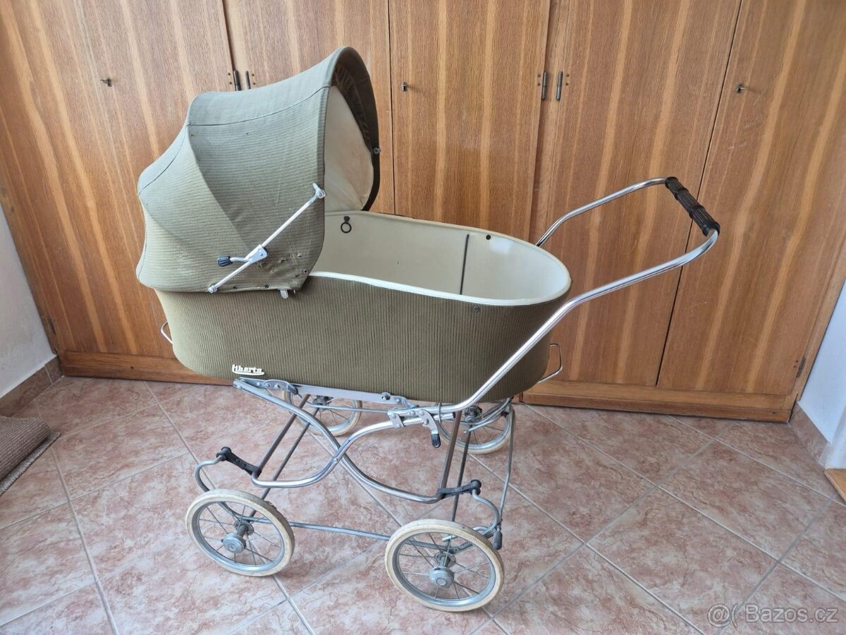Retro manšestrový kočárek zn. Liberta