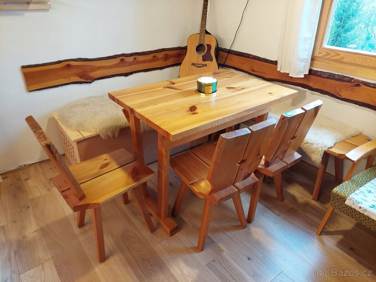 Dřevěný stůl a tři židle