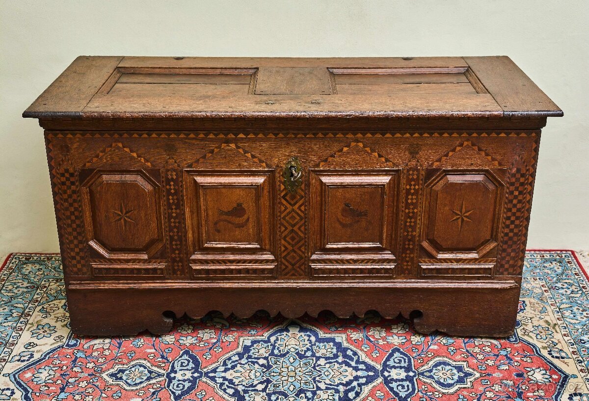 Intarzovaná dubová truhla z 18. století