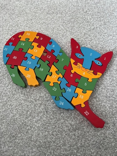 Dřevěné puzzle kočičky s písmenky a číslicemi