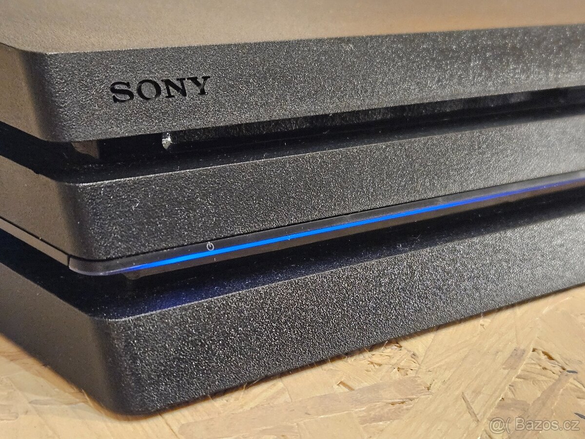 PS 4 PRO 1TB – po servisu, výborný stav, příslušenství