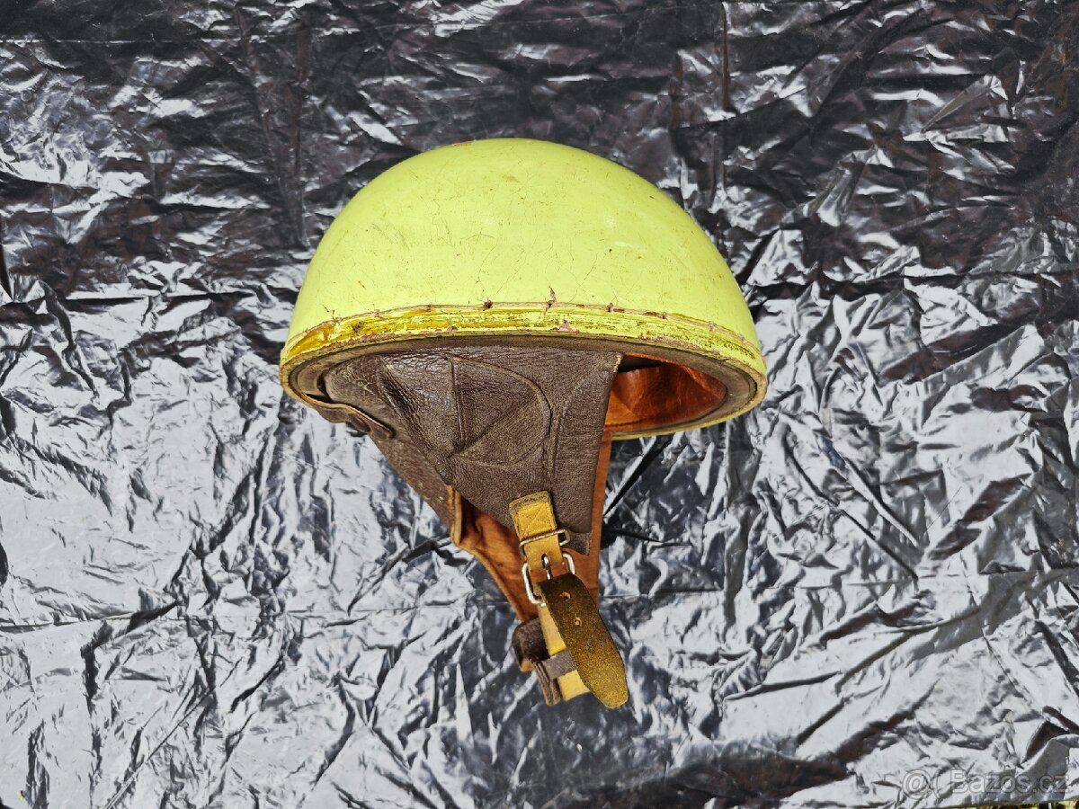 Stará přilba na motorku - kokoska