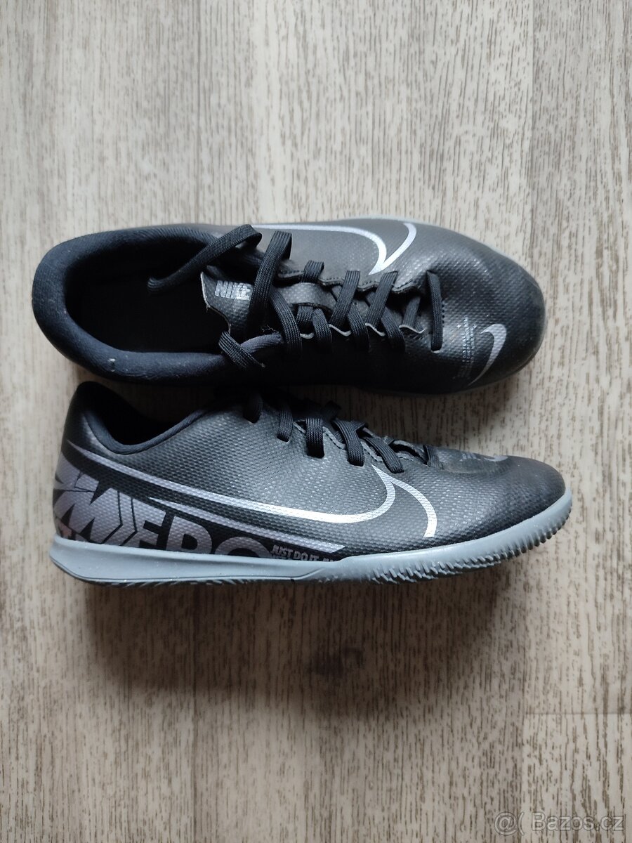 Chlapecké sálové kopačky Nike vel.33,5