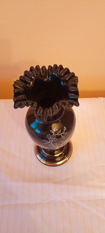 Černá váza s malovanými květy a vlněným okrajem