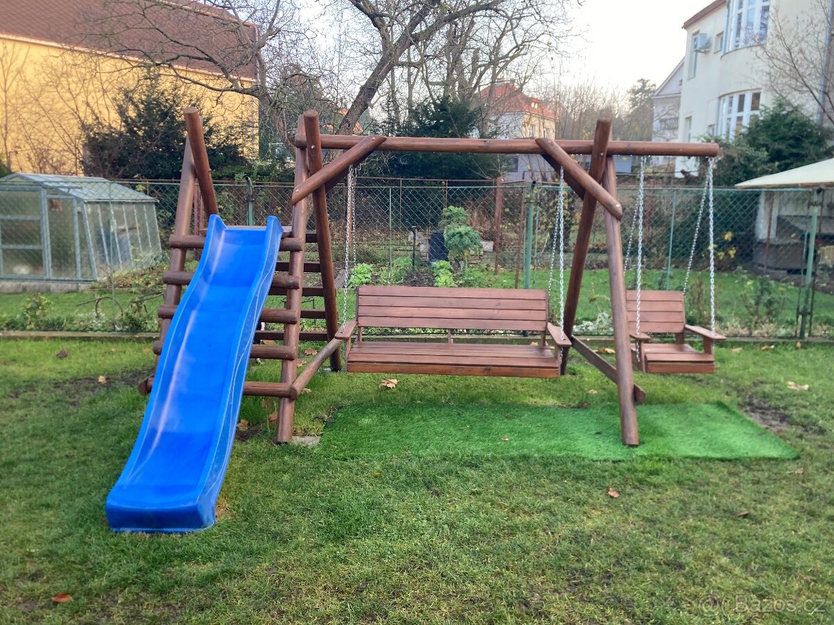 Zahradní houpačka se skluzavkou