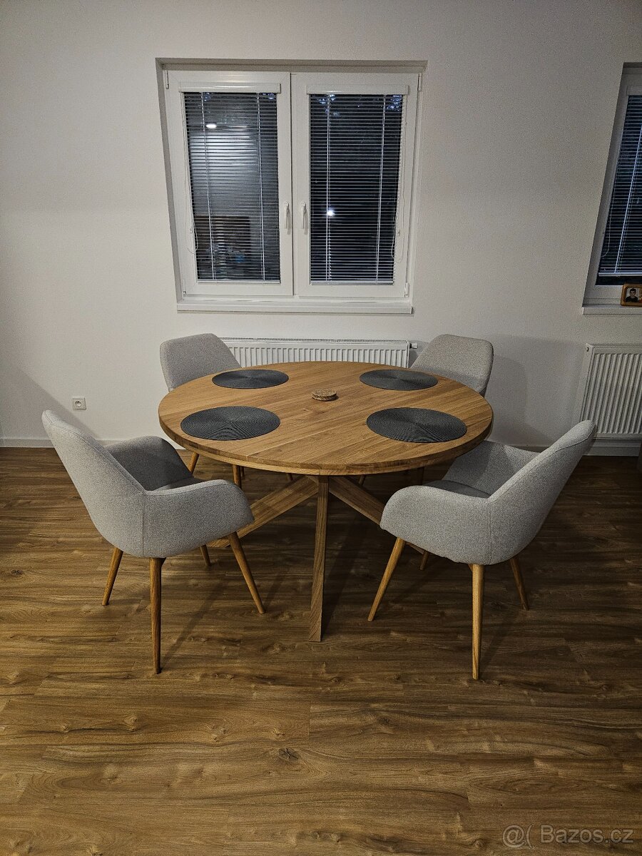 Jídelní stůl vč. židlí