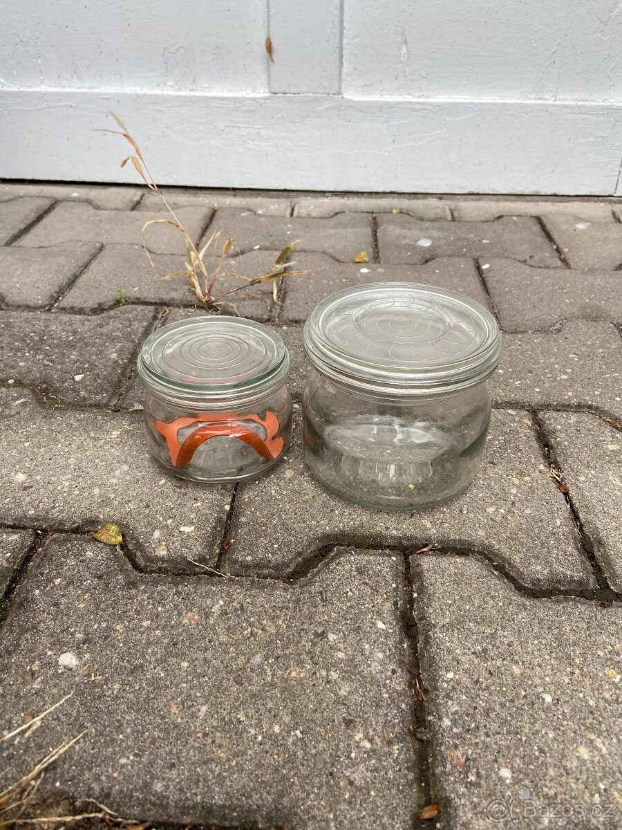 Sklenice se skleněnými víčky cca 24 ks