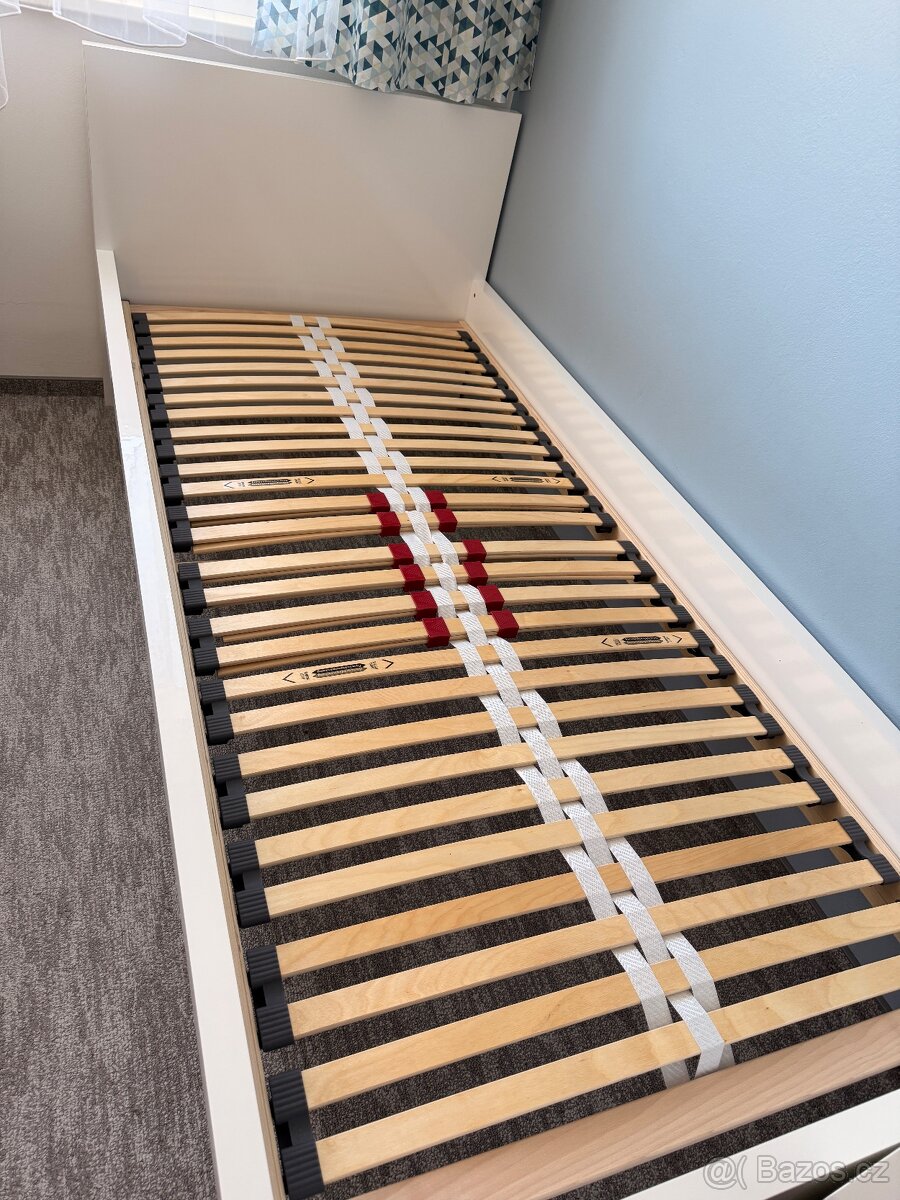 Bílá postel s kvalitním roštem