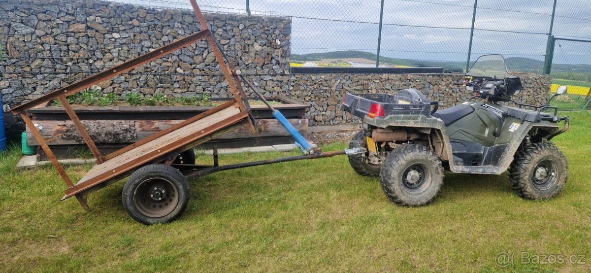 Hydraulicky sklápěcí vlek