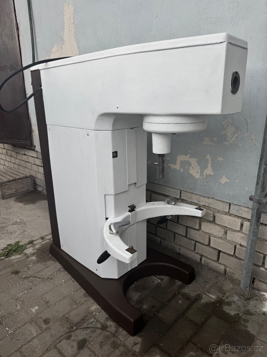 Univerzální šlehací a hnětací stroj ALBA RE 22