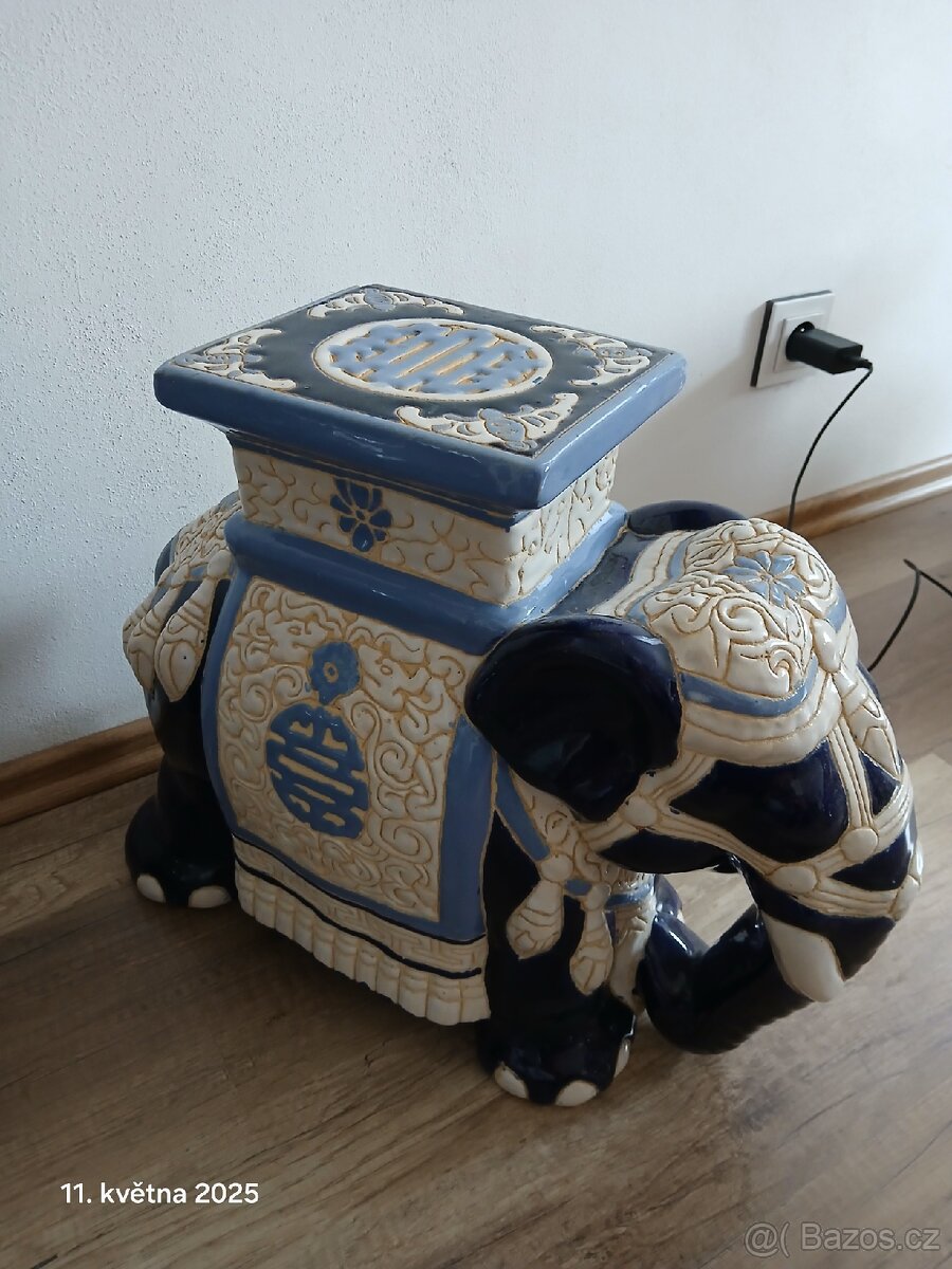 Stojan na kytku Slon