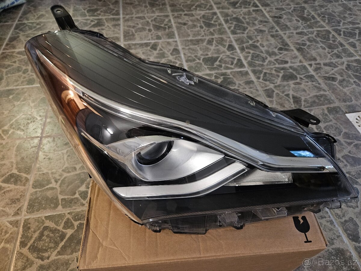 Toyota Yaris přední pravé světlo