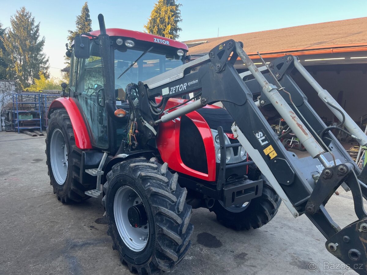 Zetor Proxima 85 Plus s čelním nakladačem s SPZ
