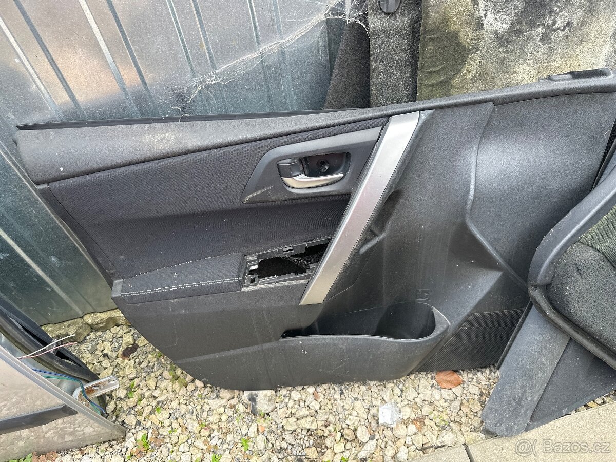 Prodam tapacir dverí Auris 2012-2018 tiež Motor 1ZR 1.6