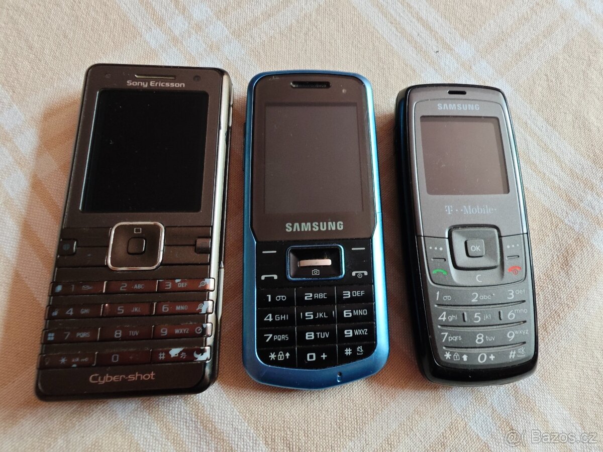 Mobilní telefony Sony Ericsson a Samsung
