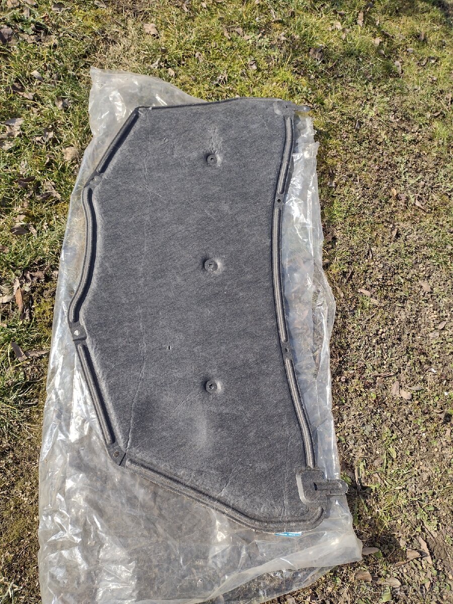 Izolace kapoty Mazda 3