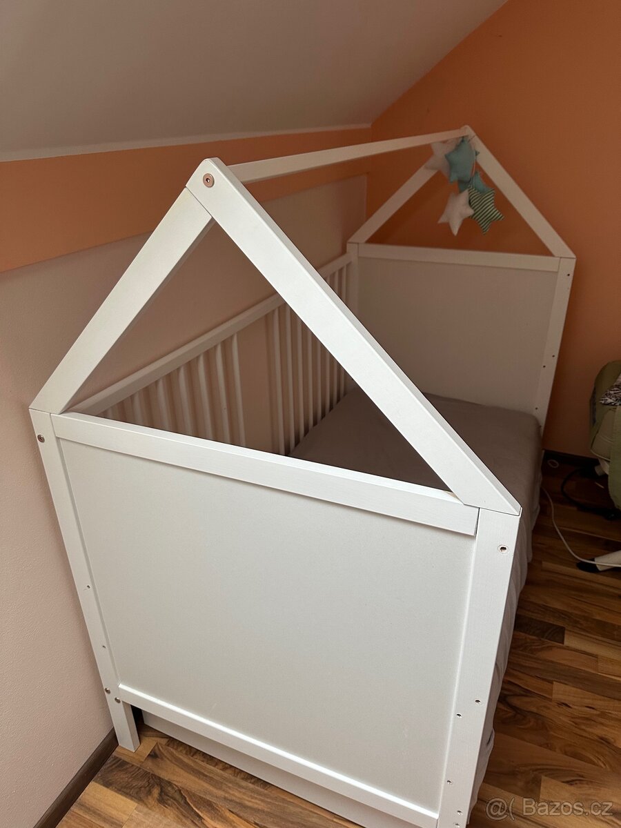 Dětská postýlka ve tvaru domečku