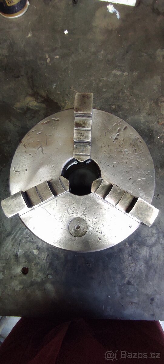 Upínací hlava k soustruhu